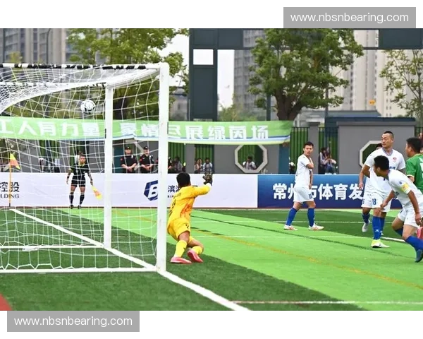 激情碰撞绿茵场足球直播解说带你读懂比赛每个瞬间战术与情绪的起伏